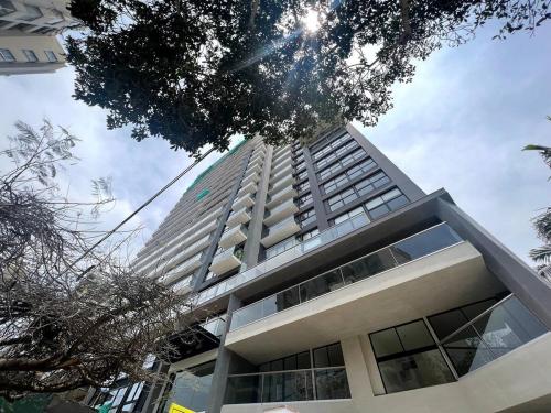 リマにあるApartamento de ensueñoの空を背景にした高い建物