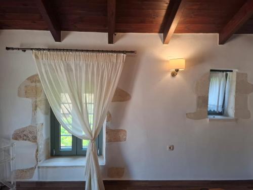 a room with a window with a curtain at Villa Quercus in Alikampos