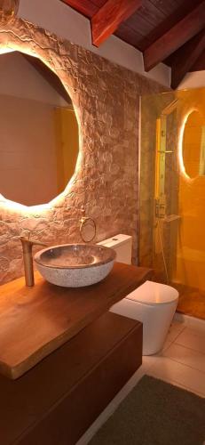 a bathroom with a bowl sink and a toilet at Villa Quercus in Alikampos