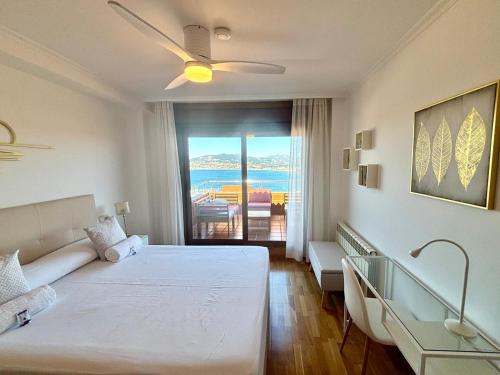 una camera da letto con un letto e vista sull'oceano di Holibai, Son do Mar Son do Mar, Lujo sereno frente al Atlántico, Baiona a Baiona