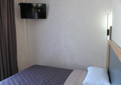 Ένα ή περισσότερα κρεβάτια σε δωμάτιο στο Queen's Park Hotel