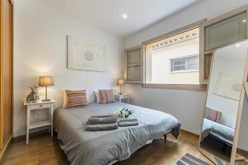 Un dormitorio con una cama con almohadas y una ventana. en Superior Deluxe Apartment - Premium Malaga Center, en Málaga