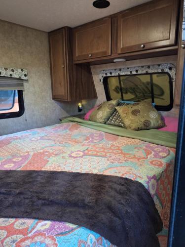 una camera con letto in un camper di Tiny Trailer happy hole in the wall a Orlando