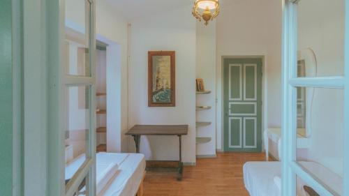 SkiathosにあるLago Skiathos Art Residency & Guesthouseのテーブルとデスクが備わる客室です。