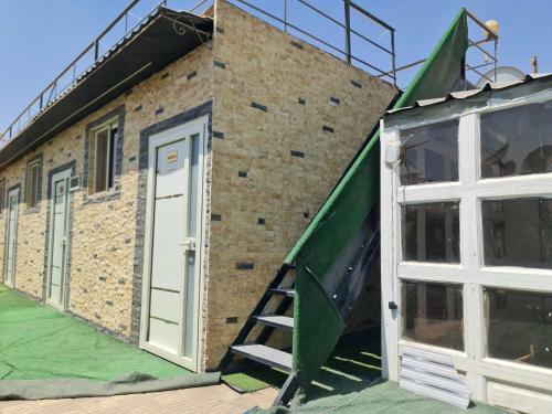 Το κτήριο όπου στεγάζεται  το hostel