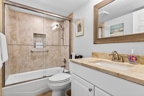 un bagno con wc, lavandino e doccia di Beachfront Aldea 11 a Clearwater Beach