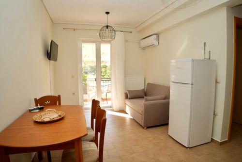 une cuisine et une salle à manger avec une table et un réfrigérateur dans l'établissement Casa Vardani Modern Central Apartments 2, à Leucade