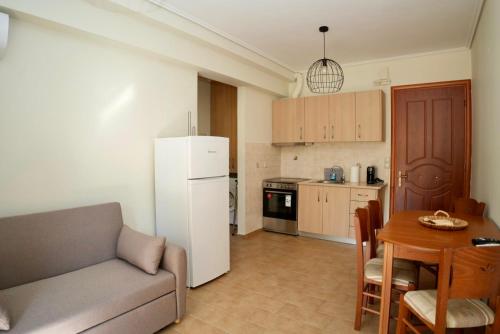 un salon avec un canapé et une table et une cuisine dans l'établissement Casa Vardani Modern Central Apartments 2, à Leucade