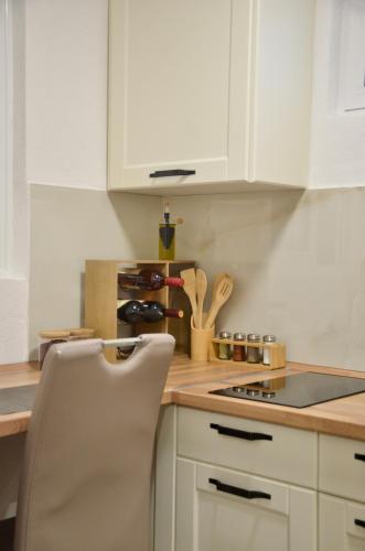 Кухня или мини-кухня в Cozy one bedroom apartment with parking
