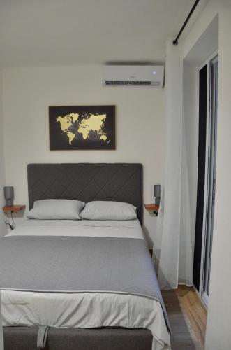 Кровать или кровати в номере Cozy one bedroom apartment with parking