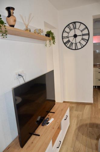 Телевизор и/или развлекательный центр в Cozy one bedroom apartment with parking
