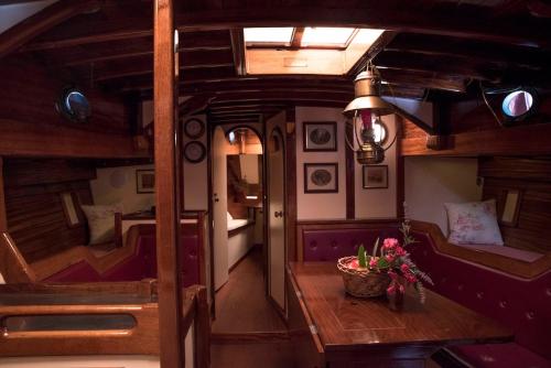 an overhead view of a train room with a table at Nereid in Nisída Ágios Nikólaos
