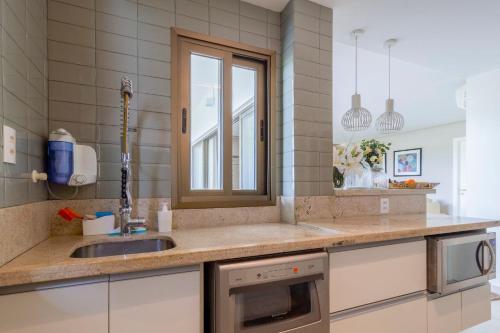 Η κουζίνα ή μικρή κουζίνα στο Complexo Iberostar - Praia do Forte Bahia - Imóveis de Luxo, de 2 e 3 quartos no melhor local da Praia do Forte
