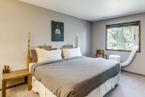 オーロラにあるPet-Friendly Retreat with Fenced Yard in Auroraの大きなベッドと窓のある寝室
