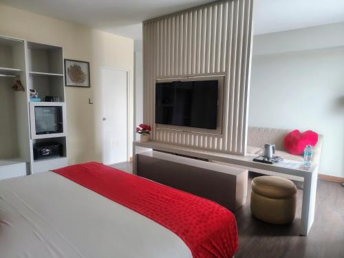 a bedroom with a large bed and a television at Hotel Maresta Lodge - Hotel Asociado Casa Andina in Chimbote