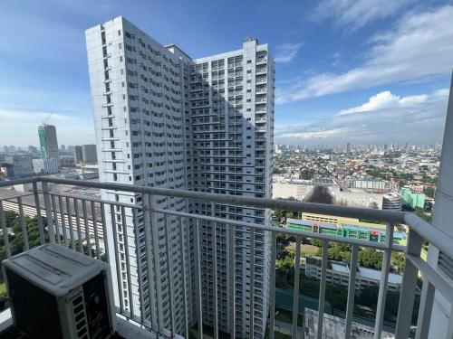 a balcony with a view of a large building at Skyview 2BR at Grass in Manila