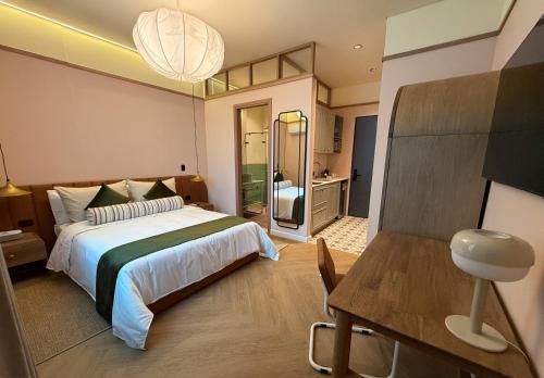 a bedroom with a bed and a table and a desk at Veca Flats Centenario in Cali