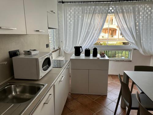 A kitchen or kitchenette at ILIA'S House Porto Rotondo