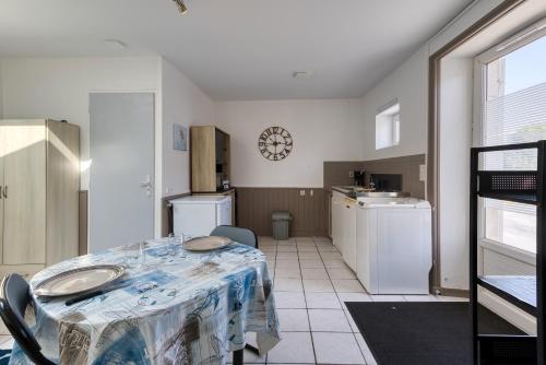 Kuchyň nebo kuchyňský kout v ubytování Studio au pied de l'île d'Oléron