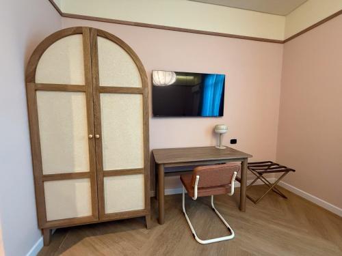 a room with a desk and a tv on a wall at Veca Flats Centenario in Cali