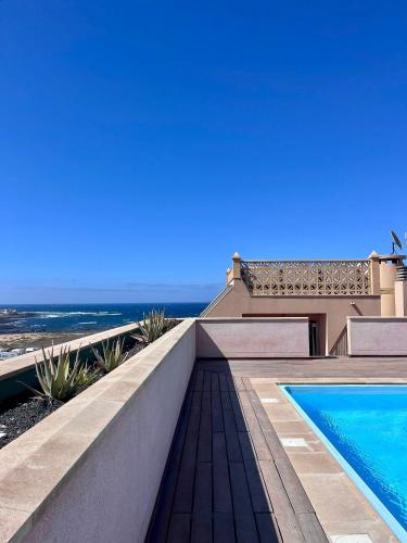 Apartment with Rooftop Pool - TideView Corralejo