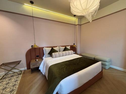a bedroom with a large bed and a chandelier at Veca Flats Centenario in Cali