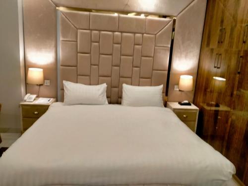 Un ou plusieurs lits dans un hébergement de l'établissement Imperial Suites