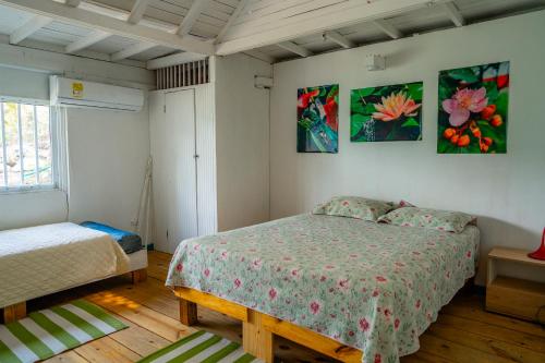 Katil atau katil-katil dalam bilik di Beach house in Providencia