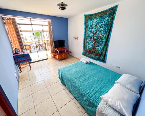 Un dormitorio con una cama verde y una ventana. en Sueños de Chicama, en Puerto Chicama