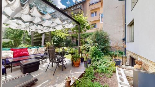 Cozy 1BR Flat next to NDK with Private Patio