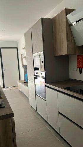 Stylish Seaside 1br Maisonette Marsaxlokk Bayにあるキッチンまたは簡易キッチン