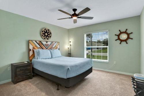 Ένα ή περισσότερα κρεβάτια σε δωμάτιο στο Spacious home with private hot tub, firepit, grill and 3 in 1 game table