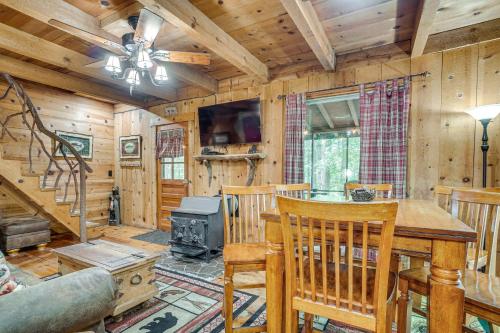 Μια τηλεόραση ή/και κέντρο ψυχαγωγίας στο Helen Area Rustic Retreat about 5 Miles to Main Street
