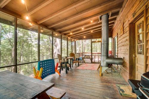 Χώρος καθιστικού στο Helen Area Rustic Retreat about 5 Miles to Main Street