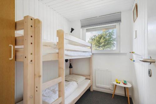 Camera con letto a castello, 2 letti a castello e finestra. di 257-Ringkobing-Lyngvejen-3 a Ringkøbing