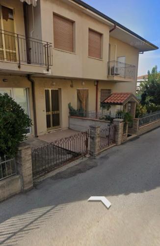 a house with an arrow on the side of the street at Casa vacanza Dominga in Marotta