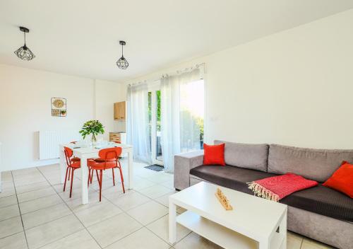 un salon avec un canapé et une table dans l'établissement Appartement Villa Losa, à Biscarrosse