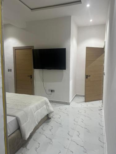 Una televisión o centro de entretenimiento en 2 bedroom maisonette Ikate, Lekki