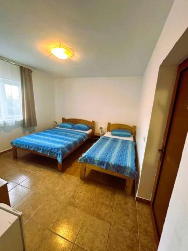 a room with two beds in a room at Maty's House in Schitul