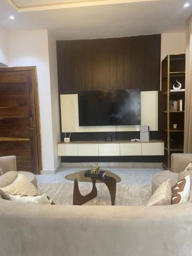 Una televisión o centro de entretenimiento en 2 bedroom maisonette Ikate, Lekki