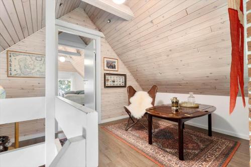 un cane seduto a un tavolo in una stanza di 123-Ringkobing-Granalle-3 a Nørby