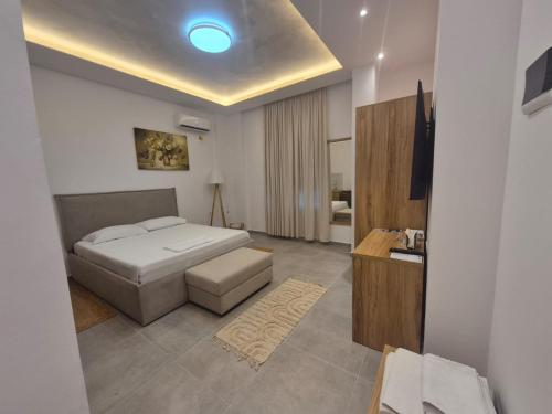 Un dormitorio con una cama y un televisor. en Lalun, en Golem