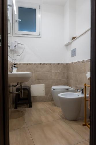 a bathroom with a sink and a toilet at La dimora dei ricci in Santo Stefano di Camastra