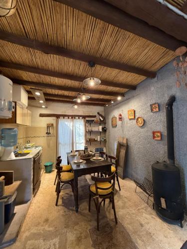 cocina y comedor con mesa y fogones en Nogal de Luz, en La Rioja