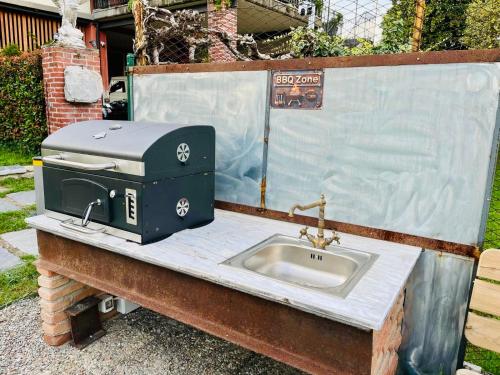 un fregadero con una parrilla encima de él en Il Gelsomino - Terrace Country House, en Pisano