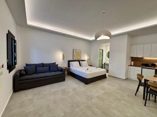 Ένα ή περισσότερα κρεβάτια σε δωμάτιο στο Nostos Suites Kamari