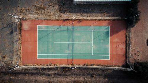 an overhead view of a tennis court on the ground at Los Cardos Lodge & Glamping in Malargüe