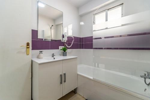 フエンヒロラにあるHigh-End Vistamar Apartment - Fuengirola Beachの洗面台、鏡、浴槽のあるバスルーム