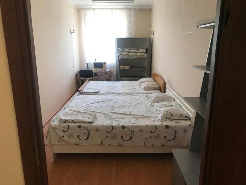 Un dormitorio pequeño con una cama en una habitación. en Окремий номер, en Chernivtsi
