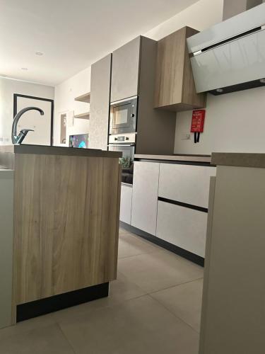 Stylish Seaside 1br Maisonette Marsaxlokk Bayにあるキッチンまたは簡易キッチン
